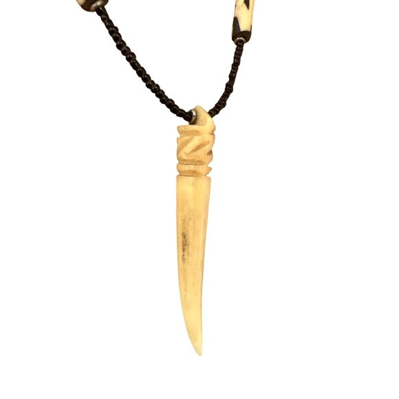 Vintage Black Seed Bead Necklace Carved Bone Pendant Screw Barrel Clasp 17" - Picture 2 of 4